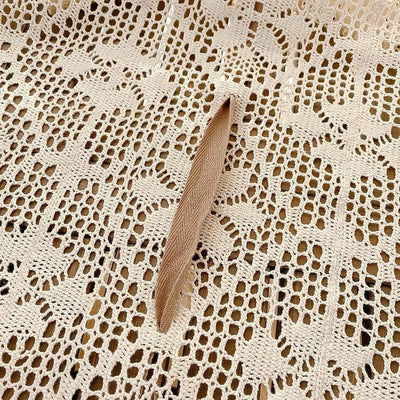 Tissu ajouré beige avec motif géométrique élégamment conçu pour une décoration intérieure raffinée. Accessoire polyvalent parfait pour sublimer vos projets créatifs et ajouter une touche d'élégance à votre environnement.
