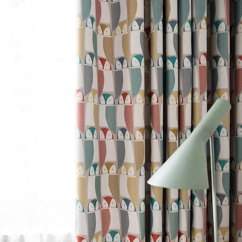 Rideaux colorés motif hiboux, idéals pour une décoration intérieure ludique et moderne. Ils ajoutent une touche de fantaisie dans la chambre d'enfant ou le salon. Ces rideaux au design original et aux teintes variées créent une ambiance joyeuse et accueillante. Parfaits pour personnaliser votre espace avec style.