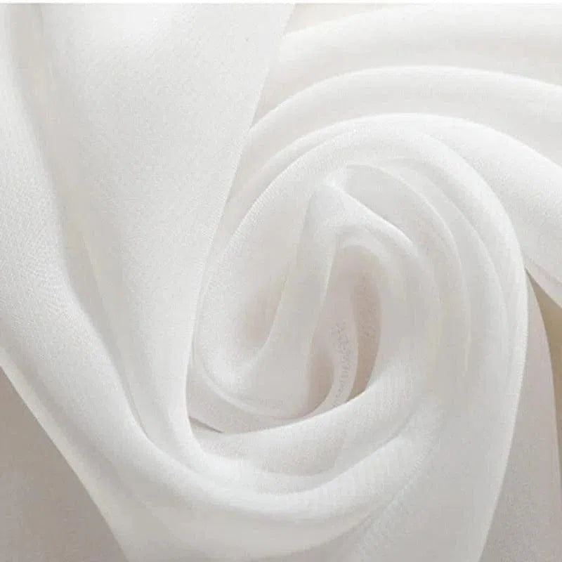 Étoffe blanche élégante enroulée en spirale, idéale pour des projets créatifs de décoration ou de mode. Cette texture fluide et douce apporte une touche de raffinement et de légèreté à vos créations. Parfait pour ajouter un style chic et sophistiqué à tout design d'intérieur ou de vêtement.