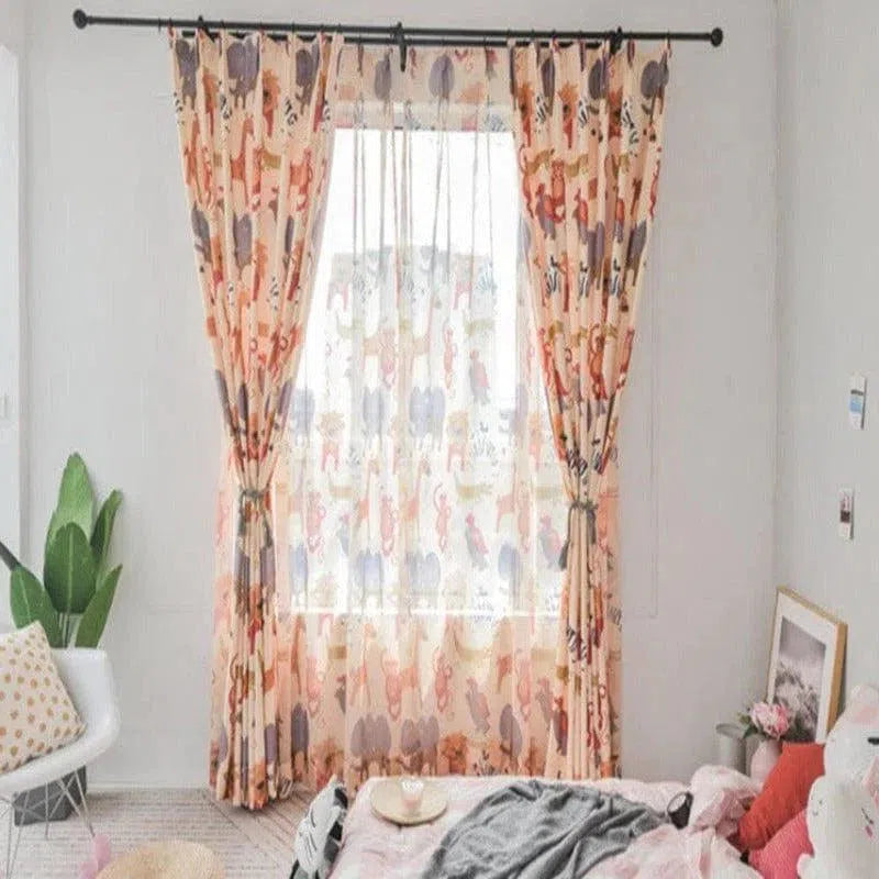 Rideaux colorés avec motifs animaliers pour chambre d'enfant, ajoutant une touche ludique et chaleureuse à la décoration intérieure. Ambiance lumineuse et joyeuse avec ces tentures originales, parfaites pour personnaliser l'espace de vie des plus jeunes.