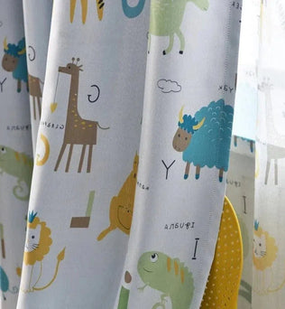 Rideau de chambre d'enfant avec motifs animaliers colorés, idéal pour décorer une chambre bébé ou une salle de jeux. Thème ludique avec des dessins de girafes, moutons et autres animaux, créant une ambiance joyeuse. Accessoire parfait pour personnaliser l'espace de votre enfant tout en ajoutant une touche de couleur et de fantaisie.