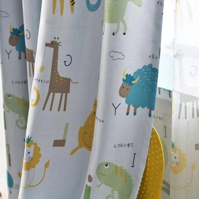 Rideau de chambre d'enfant avec motifs animaliers colorés, idéal pour décorer une chambre bébé ou une salle de jeux. Thème ludique avec des dessins de girafes, moutons et autres animaux, créant une ambiance joyeuse. Accessoire parfait pour personnaliser l'espace de votre enfant tout en ajoutant une touche de couleur et de fantaisie.