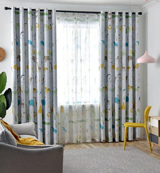 Rideaux imprimés d'animaux pour chambre d'enfant, offrant une ambiance ludique et colorée. Parfaits pour apporter une touche de fantaisie à la décoration intérieure, ces rideaux sont idéaux pour la chambre des petits. Ils transforment l'espace en un univers doux et accueillant, stimulant l'imagination et favorisant le jeu.