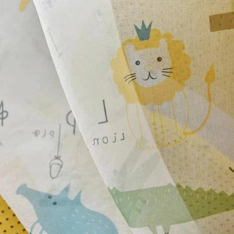 Papier peint pour enfants avec motifs amusants d'animaux, idéal pour décorer la chambre des petits. Design ludique avec un lion couronné et un motif rhinocéros. Créez un espace convivial avec des illustrations colorées et attrayantes. Parfait pour stimuler l'imagination et créer une ambiance joyeuse.
