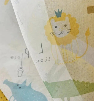 Papier peint pour enfants avec motifs amusants d'animaux, idéal pour décorer la chambre des petits. Design ludique avec un lion couronné et un motif rhinocéros. Créez un espace convivial avec des illustrations colorées et attrayantes. Parfait pour stimuler l'imagination et créer une ambiance joyeuse.