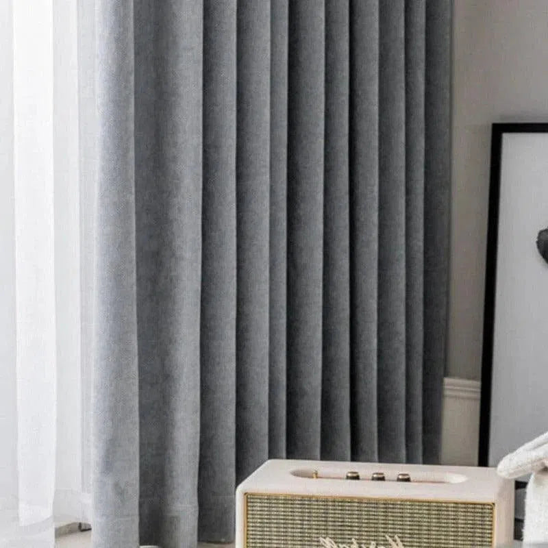Rideau gris élégant pour salon moderne, offrant une ambiance chaleureuse et intime. Ce rideau opaque apporte une touche de sophistication à votre intérieur tout en préservant votre intimité. Idéal pour les salons contemporains qui recherchent un style épuré et chic.