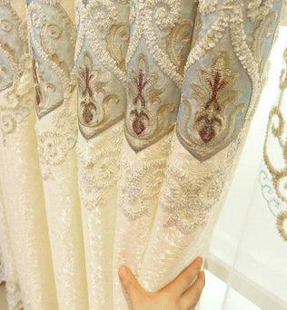 Rideau classique avec motifs floraux en relief, offrant une touche élégante à votre intérieur. Idéal pour habiller les fenêtres d'un salon ou d'une chambre, ce rideau embellit votre espace tout en filtrant la lumière. Parfait pour créer une ambiance chaleureuse et sophistiquée.