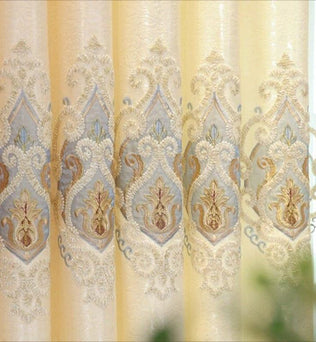 Rideaux élégants avec un motif floral brodé détaillé, ajoutant une touche de sophistication et de charme à votre intérieur. Parfaits pour embellir votre salon ou chambre avec une ambiance chaleureuse et raffinée.