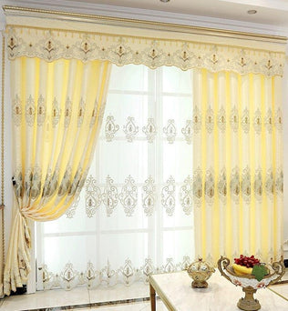 Rideaux élégants et décoratifs pour salon, parfaits pour ajouter une touche de sophistication à votre intérieur. Design raffiné et détails ornementaux, ces rideaux jaunes illuminent la pièce tout en offrant une ambiance chaleureuse et accueillante pour votre espace de vie. Idéal pour créer une atmosphère luxueuse et charmante.