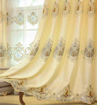 Rideaux élégants avec motifs brodés, parfaits pour ajouter une touche de sophistication à votre salon ou chambre. Design luxueux de couleur crème avec détails artistiques, adapté à tout type de décoration intérieure. Ces rideaux procurent une ambiance chaleureuse et accueillante, idéals pour personnaliser votre espace de vie. Améliorez votre intérieur avec ces superbes rideaux au style raffiné.
