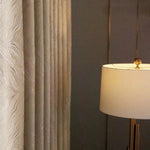 Rideau décoratif moderne avec motif ondulé, idéal pour apporter une touche élégante à votre intérieur. Design subtil et raffiné, parfait pour le salon ou la chambre. Associez-le avec un éclairage doux pour créer une ambiance chaleureuse.