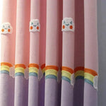 Rideau coloré pour chambre d'enfant avec motifs de nuages souriants et arc-en-ciel vibrant, idéal pour ajouter une touche joyeuse et lumineuse à votre décoration intérieure. Design attrayant pour créer une atmosphère ludique et apaisante dans la pièce des tout-petits.