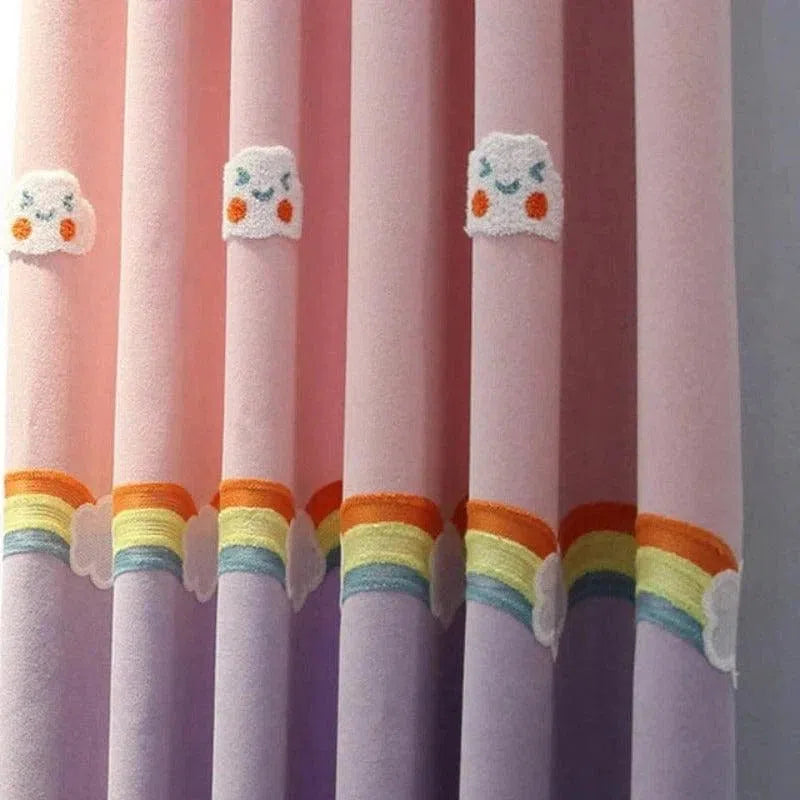 Rideau coloré pour chambre d'enfant avec motifs de nuages souriants et arc-en-ciel vibrant, idéal pour ajouter une touche joyeuse et lumineuse à votre décoration intérieure. Design attrayant pour créer une atmosphère ludique et apaisante dans la pièce des tout-petits.
