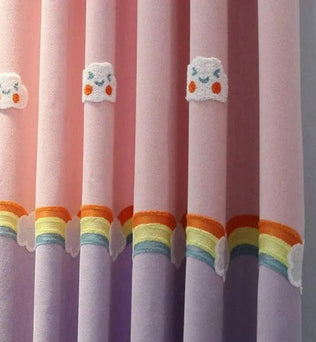 Rideau coloré pour chambre d'enfant avec motifs de nuages souriants et arc-en-ciel vibrant, idéal pour ajouter une touche joyeuse et lumineuse à votre décoration intérieure. Design attrayant pour créer une atmosphère ludique et apaisante dans la pièce des tout-petits.