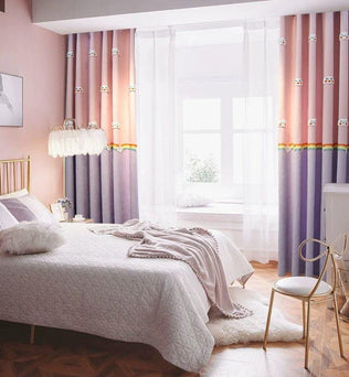 Chambre moderne et lumineuse avec lit confortable et tête de lit dorée, rideaux roses et violets apportant une touche de couleur, décoration élégante avec chaise design, tapis moelleux et lampe originale, ambiance chaleureuse et invitante pour un intérieur stylé.