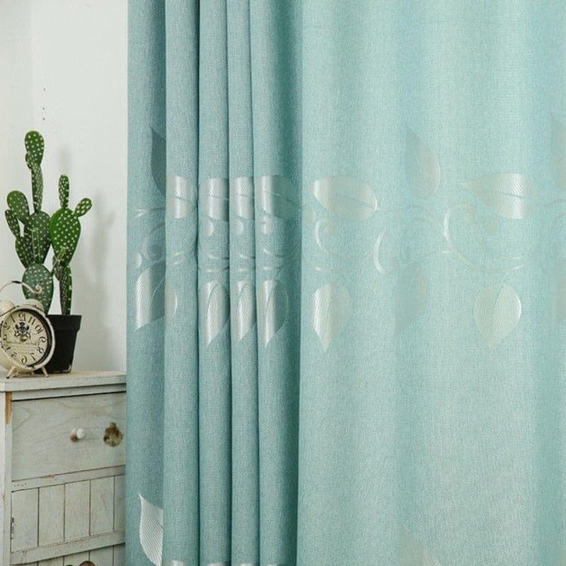 Rideau décoratif bleu avec motif de feuilles, ajoutant une touche élégante à tout intérieur. Parfait pour filtrer la lumière tout en embellissant votre salon. Style moderne et raffiné, idéal pour les fenêtres de chambre ou de séjour.