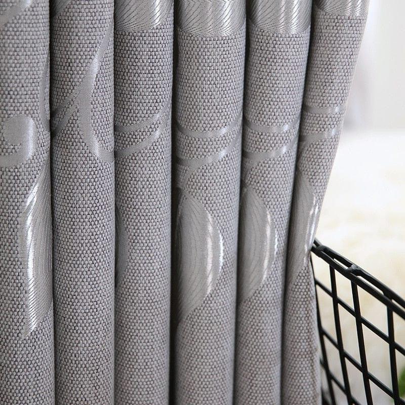 Rideau gris à motifs décoratifs, idéal pour salon élégant et moderne, ajoutant une touche de raffinement à votre intérieur tout en contrôlant la luminosité ambiante.