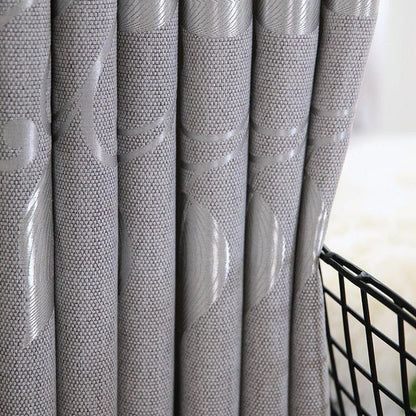 Rideau gris à motifs décoratifs, idéal pour salon élégant et moderne, ajoutant une touche de raffinement à votre intérieur tout en contrôlant la luminosité ambiante.