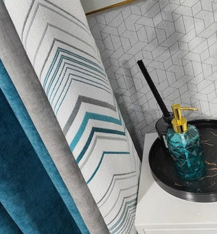 Ensemble élégant de rideaux modernes avec des motifs géométriques gris et bleu, idéal pour sublimer votre salon ou chambre à coucher. Disposez également d'un distributeur de savon de luxe en verre avec pompe dorée, parfait pour ajouter une touche sophistiquée à votre salle de bain ou cuisine. Complétez votre décoration intérieure avec ces accessoires tendance pour un style contemporain.