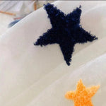 Image représentant une étoile décorative brodée de couleur bleue sur un tissu clair, idéale pour des projets de couture ou d'artisanat créatif. Cette étoile apporte une touche élégante et moderne pour personnaliser vêtements, accessoires ou articles de décoration intérieure. Parfaite pour apporter du caractère et du style à vos créations, cette étoile embellira tous vos projets.