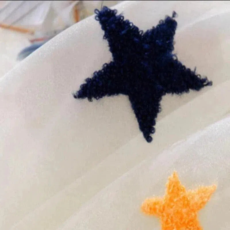 Image représentant une étoile décorative brodée de couleur bleue sur un tissu clair, idéale pour des projets de couture ou d'artisanat créatif. Cette étoile apporte une touche élégante et moderne pour personnaliser vêtements, accessoires ou articles de décoration intérieure. Parfaite pour apporter du caractère et du style à vos créations, cette étoile embellira tous vos projets.