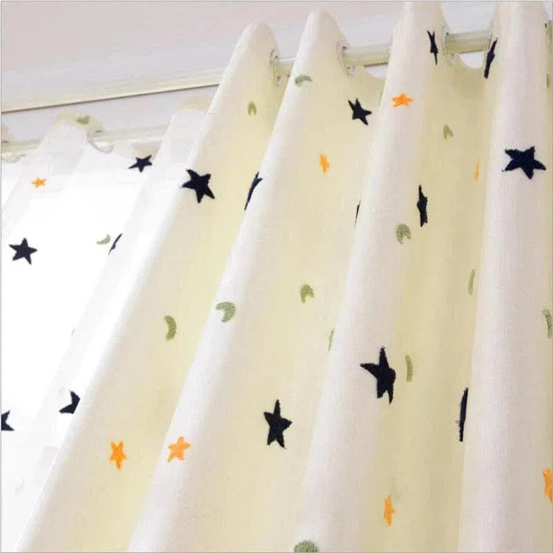 Rideau décoratif avec motifs d'étoiles et croissants de lune, idéal pour ajouter une touche élégante et originale à votre intérieur. Parfait pour les chambres d'enfants ou pour créer une ambiance chaleureuse et accueillante dans n'importe quelle pièce de la maison. Design moderne et attrayant.