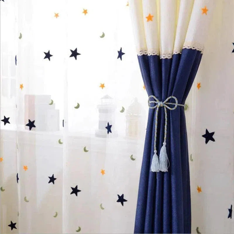 Rideaux pour chambre d'enfant avec motifs étoilés et lune, ajoutant une touche magique à la décoration intérieure. Idéal pour filtrer la lumière tout en embellissant l'espace avec un design élégant et ludique. Accessoire parfait pour une atmosphère de détente et de rêve.