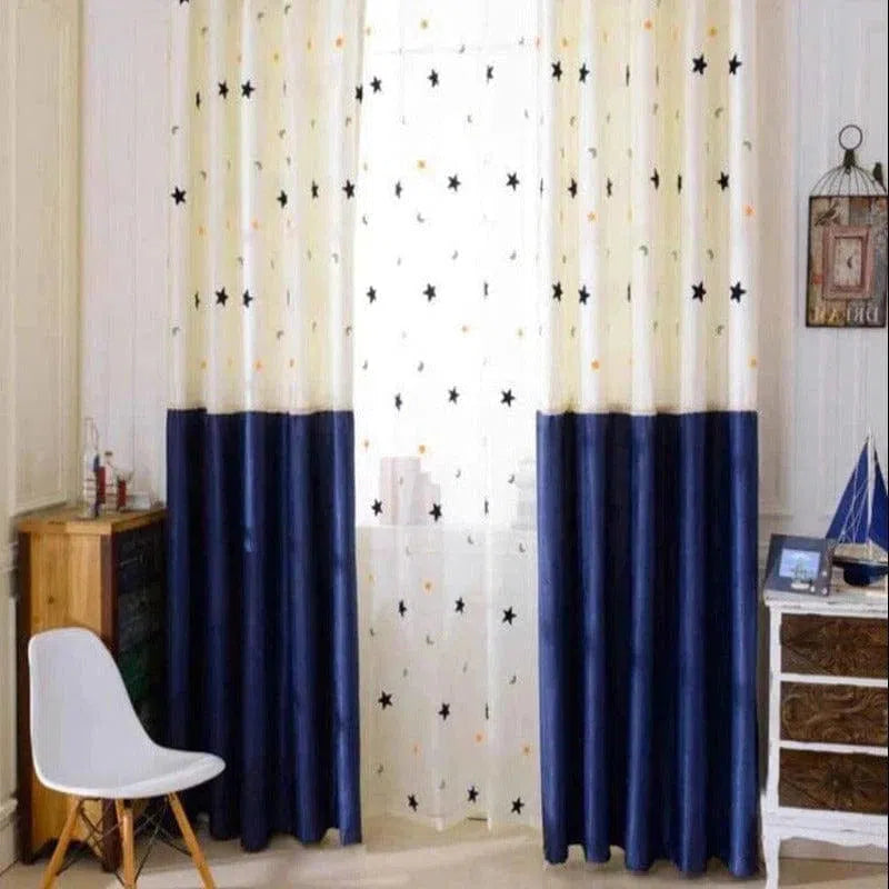Rideaux élégants pour chambre d'enfant avec motif étoilé, combinant des teintes bleues et blanches, parfaits pour ajouter une touche décorative et apaisante à la pièce. Ajoutez du charme et de la luminosité avec ce design joyeux et moderne idéal pour une atmosphère relaxante.