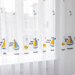 Voilage pour enfant décoré de motifs marins, apportant une ambiance ludique et colorée à la chambre. Idéal pour filtrer la lumière tout en ajoutant une touche originale à la décoration. Parfait pour une chambre d'enfant ou une salle de jeux, ce rideau combine fonctionnalité et style avec ses dessins de bateaux et d'éléments marins.