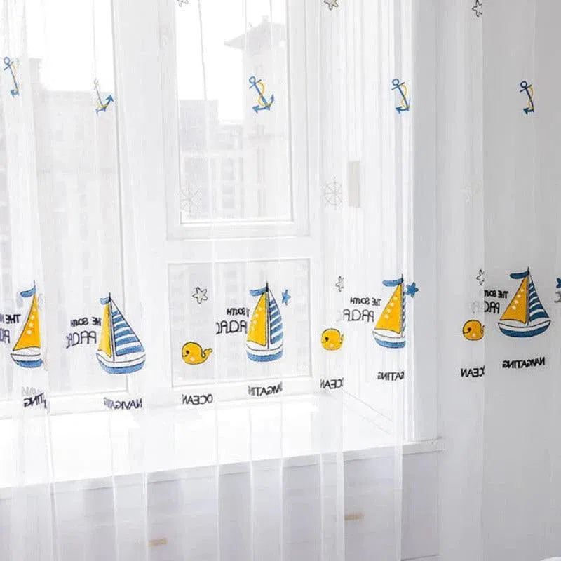 Voilage pour enfant décoré de motifs marins, apportant une ambiance ludique et colorée à la chambre. Idéal pour filtrer la lumière tout en ajoutant une touche originale à la décoration. Parfait pour une chambre d'enfant ou une salle de jeux, ce rideau combine fonctionnalité et style avec ses dessins de bateaux et d'éléments marins.