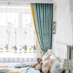 Chambre d'enfant décorée avec élégance, mettant en valeur des rideaux à motif nautique bleu et blanc, parfaits pour créer une ambiance apaisante. Ce design est idéal pour inspirer l'imaginaire des petits aventuriers et apporter une touche ludique à la pièce. Ambiance lumineuse et joyeuse accentuée par des accessoires tendres comme des peluches et des coussins. Parfait pour une décoration de chambre moderne et enfantine.