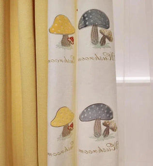 Rideau décoratif pour chambre d'enfant avec motifs champignons, idéal pour ajouter une touche ludique et colorée. Conception pratique pour filtrer la lumière tout en embellissant l'espace. Parfait pour créer une atmosphère joyeuse et accueillante.