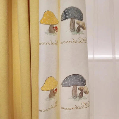 Rideau décoratif pour chambre d'enfant avec motifs champignons, idéal pour ajouter une touche ludique et colorée. Conception pratique pour filtrer la lumière tout en embellissant l'espace. Parfait pour créer une atmosphère joyeuse et accueillante.