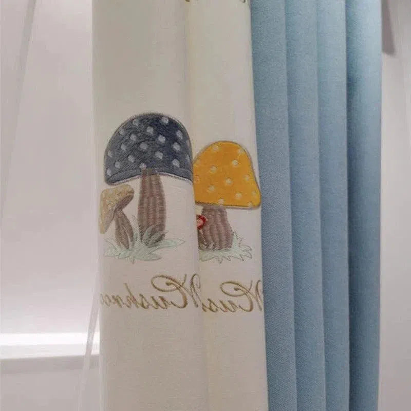 Rideau décoratif pour chambre d'enfant avec motifs de champignons colorés, idéal pour embellir et personnaliser les espaces de vie tout en ajoutant une touche ludique et charmante. Douce combinaison de couleurs blanc et bleu pour une ambiance apaisante. Parfait pour créer un environnement accueillant et convivial dans la chambre des plus petits.