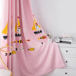 Rideau enfant rose avec motifs de bateaux et petits animaux, idéal pour décorer une chambre d'enfant. Rideau mignon et coloré créant une ambiance joyeuse et ludique. Parfait pour ajouter une touche de couleur et de fantaisie à la décoration intérieure. Facile à installer sur une fenêtre de chambre, ce rideau apporte une atmosphère chaleureuse et accueillante.