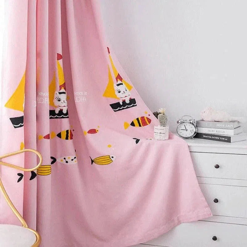 Rideau enfant rose avec motifs de bateaux et petits animaux, idéal pour décorer une chambre d'enfant. Rideau mignon et coloré créant une ambiance joyeuse et ludique. Parfait pour ajouter une touche de couleur et de fantaisie à la décoration intérieure. Facile à installer sur une fenêtre de chambre, ce rideau apporte une atmosphère chaleureuse et accueillante.