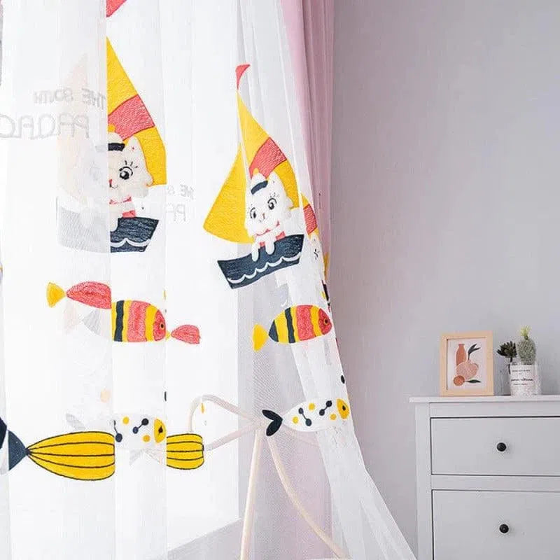 Rideau décoratif pour chambre d'enfant avec motifs colorés de bateaux et poissons. Idéal pour ajouter une touche ludique à la décoration intérieure. Accessoire parfait pour stimuler l'imagination des enfants tout en apportant de la couleur à l'espace. Convient pour la personnalisation d'une chambre ou d'une salle de jeux avec un thème marin. Élément décoratif tendance pour un environnement joyeux et accueillant.