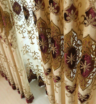 Rideaux élégants avec motifs floraux détaillés, parfaits pour ajouter une touche de sophistication à votre intérieur. Ces rideaux décoratifs, ornés de riches teintes de bordeaux et d'or, apportent une ambiance chaleureuse et accueillante à toute pièce. Idéal pour un salon ou une chambre, ce design unique rehausse l'esthétique de votre espace. Découvrez le compromis parfait entre style et fonctionnalité pour embellir vos fenêtres.