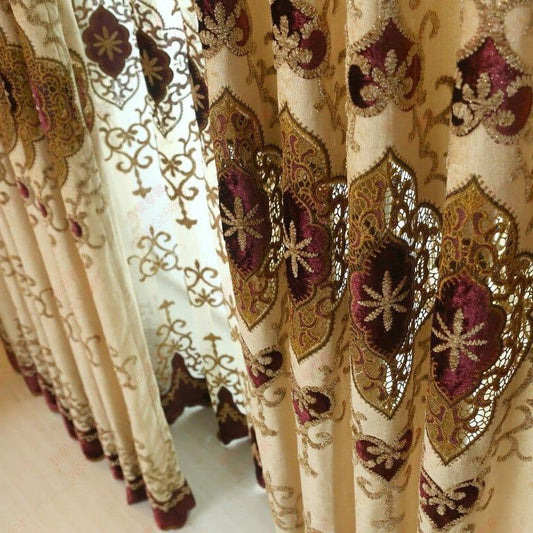 Rideaux élégants avec motifs floraux détaillés, parfaits pour ajouter une touche de sophistication à votre intérieur. Ces rideaux décoratifs, ornés de riches teintes de bordeaux et d'or, apportent une ambiance chaleureuse et accueillante à toute pièce. Idéal pour un salon ou une chambre, ce design unique rehausse l'esthétique de votre espace. Découvrez le compromis parfait entre style et fonctionnalité pour embellir vos fenêtres.