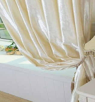 Rideau élégant beige pour salon, accroché près d'une fenêtre lumineuse, idéal pour ajouter une touche chic à votre intérieur. Accessoire décoratif parfait pour les maisons modernes, apportant une ambiance chaleureuse et accueillante.