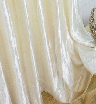 Rideau élégant et luxueux de couleur crème, idéal pour ajouter une touche de sophistication à votre intérieur. Parfait pour des ambiances chaleureuses et raffinées, ce rideau s'intègre harmonieusement dans votre salon ou chambre. Transformez votre espace avec style et élégance.