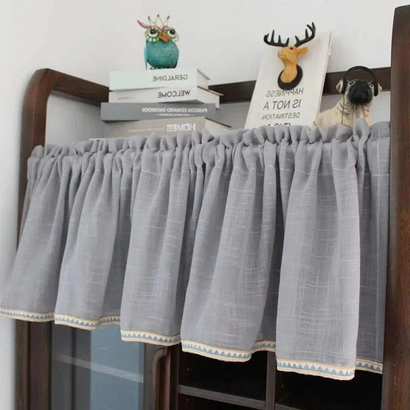 Rideau de cuisine gris élégant, idéal pour ajouter une touche de charme à votre intérieur. Parfait pour les fenêtres de petite taille, ce rideau au design raffiné s'adapte à divers styles de décoration. Ajoutez du style à votre espace tout en préservant votre intimité. Accessoire pratique pour embellir votre maison avec simplicité.