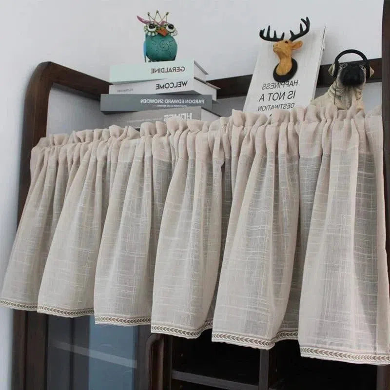 Rideau élégant beige pour décoration de fenêtre, parfait pour ajouter une touche de style raffiné à votre intérieur. Accessoire idéal pour le salon ou la chambre à coucher, créant une ambiance chaleureuse et accueillante. Transformez votre espace avec ce rideau classique et contemporain.