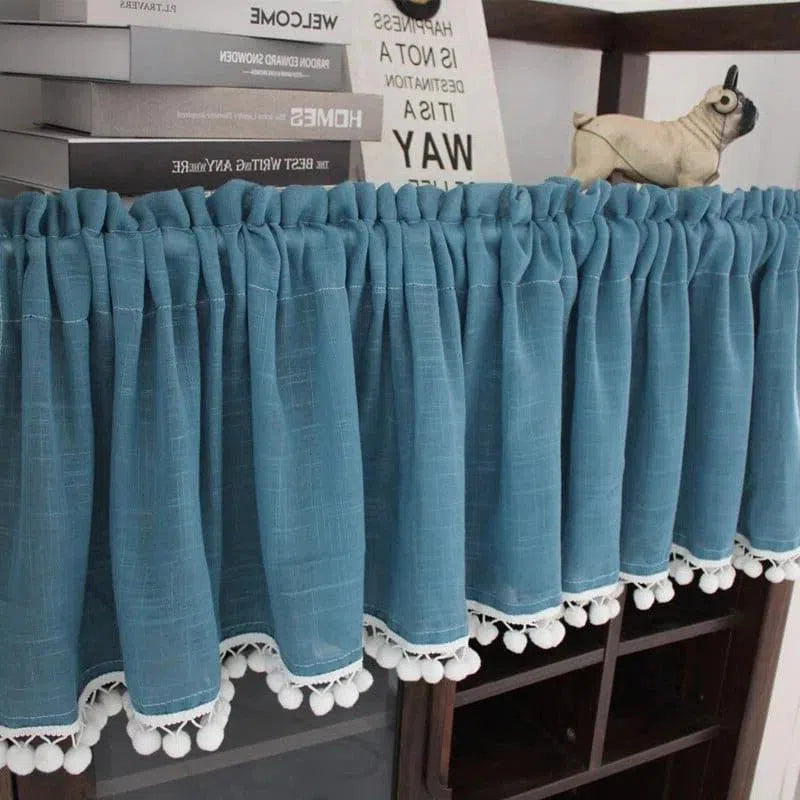 Rideau court bleu avec pompons blancs pour décoration intérieure. Parfait pour ajouter une touche élégante à votre cuisine ou salon. Idéal pour un style moderne et chic, ce rideau apporte une ambiance chaleureuse et accueillante. Facile à installer, il s’adapte à toutes les pièces de la maison.