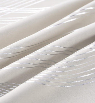 Tissu élégant avec motifs argentés, idéal pour la décoration intérieure. Parfait pour ajouter une touche de sophistication et de modernité à votre espace de vie. Découvrez ce textile raffiné avec ses motifs subtils et contemporains.