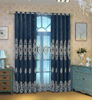 Rideaux élégants avec motifs brodés, idéal pour décorer votre salon ou chambre. Design classique en bleu et blanc, ces rideaux apportent une touche de sophistication à votre intérieur. Parfaits pour moduler la lumière et créer une ambiance chaleureuse et accueillante. Accessoire de décoration tendance pour fenêtres, combinant style et fonctionnalité.