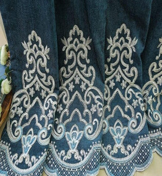 Rideau bleu élégant avec des motifs brodés blancs, idéal pour ajouter une touche de sophistication à votre intérieur. Ce modèle décoratif présente des motifs floraux complexes et des détails géométriques, parfaits pour un style classique ou moderne dans le salon ou la chambre. Créez une ambiance chaleureuse et accueillante avec ce rideau raffiné.