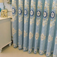 Rideau bleu ciel doux à broderies baroques