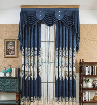 Rideau élégant bleu avec motifs décoratifs pour salon, design raffiné et classique, idéal pour embellir vos fenêtres, améliorez votre décoration intérieure avec ce modèle chic.
