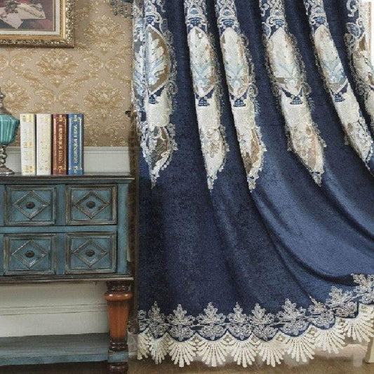 Rideau élégant avec motifs baroques en bleu et blanc, offrant une touche luxueuse à votre intérieur. Parfait pour sublimer n'importe quelle pièce de vie. Accompagné d'une commode vintage et d'une décoration murale sophistiquée, cet ensemble apporte une ambiance raffinée à votre espace. Ideal pour embellir votre salon ou chambre avec style.